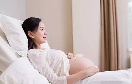 如果孕妈体形瘦小，当宝贝逐渐长大，肚皮横向发展便没有了空间，所以胎儿只能往前顶，于是，肚皮看起来就会比较尖。相反，体形比较胖的孕妇，肚皮看起来就会比较圆