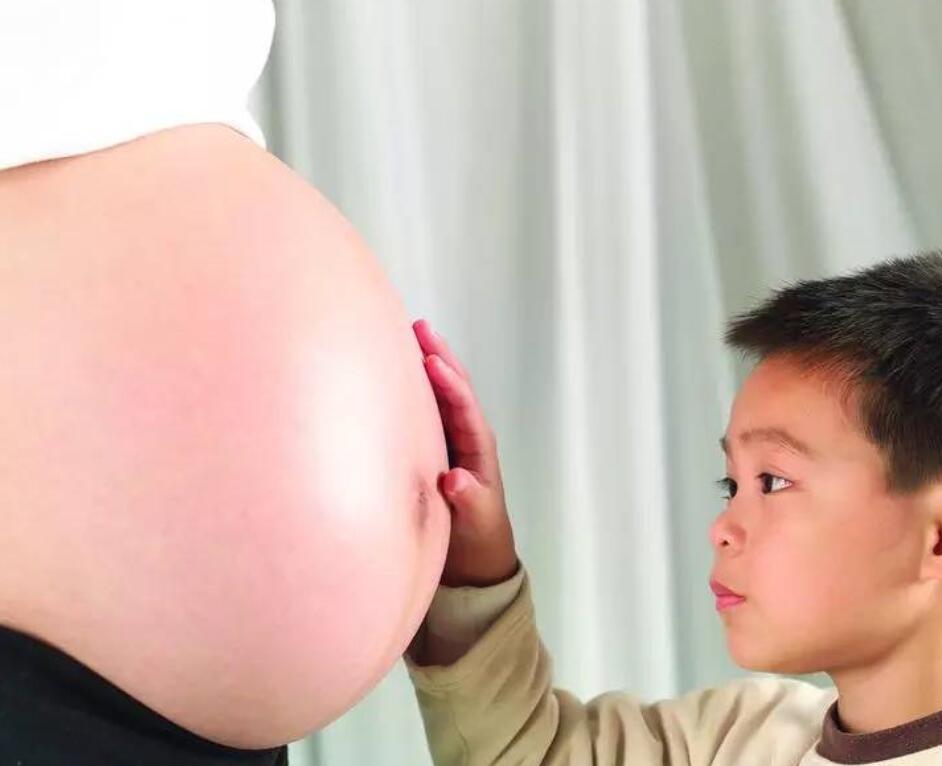 准妈妈肚子形状在很大程度上是由胎儿的个头决定的
