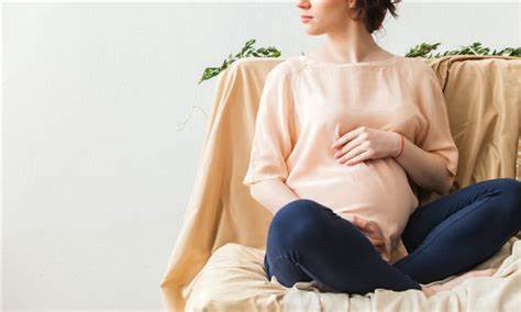怀孕中期小肚子疼是怎么回事？怀孕中期肚子疼怎么解决？1.jpg