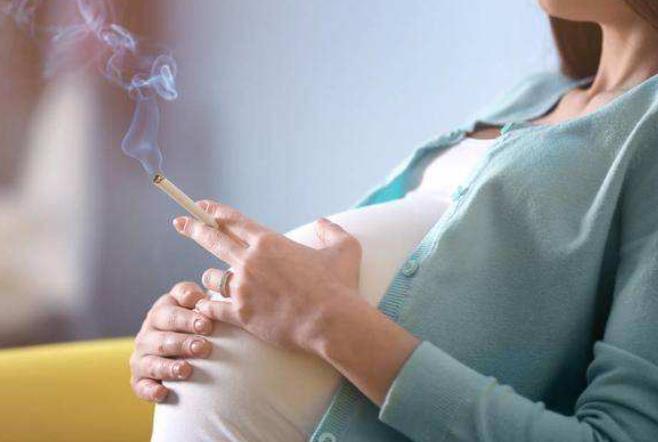 女性抽烟影响怀孕吗.jpg