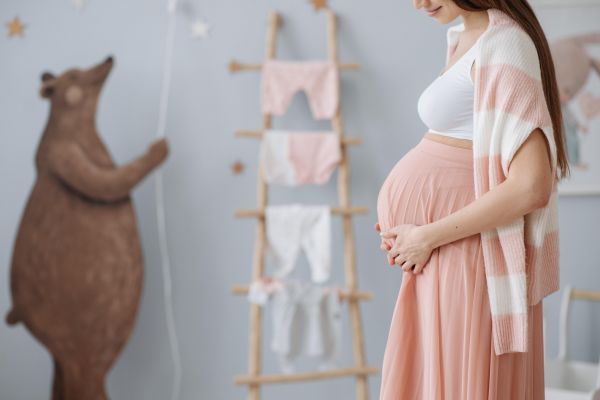 孕晚期孕妇侧躺的姿势是否影响宝宝性别.jpg