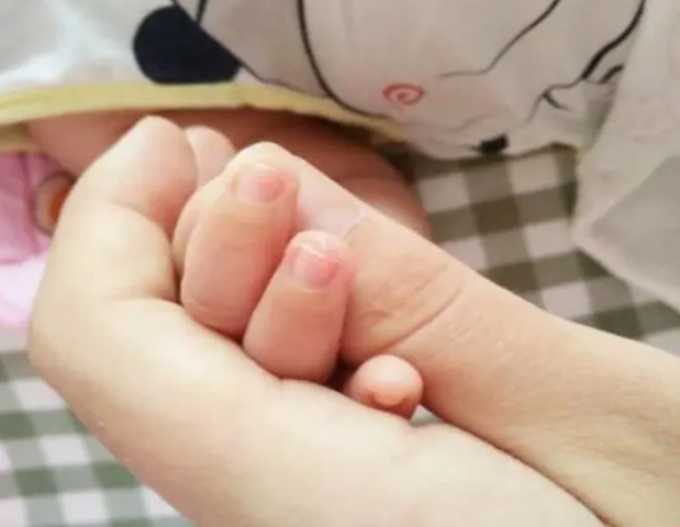 怀孕晚期男孩女孩的胎儿指甲颜色差异.png