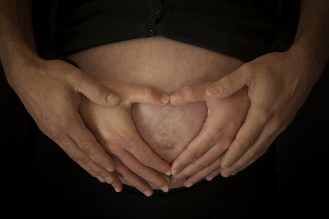 孕早期怎么自我判断胎儿是否健康.jpg