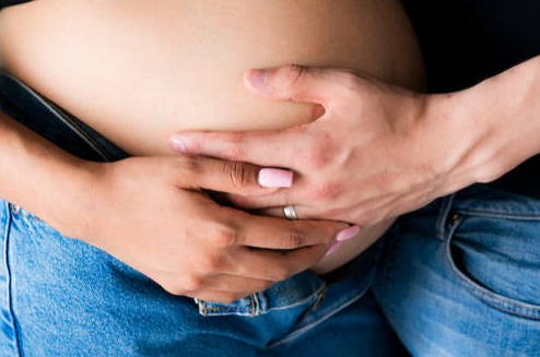孕妇肚子圆圆的是男孩吗.jpg