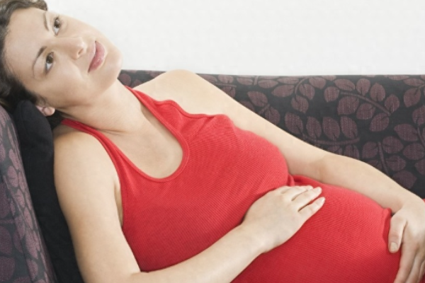 怀孕中期胎儿动得厉害正常吗？.png