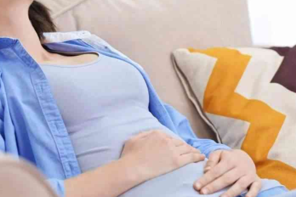 一般受孕在几天后胸会涨疼？.png